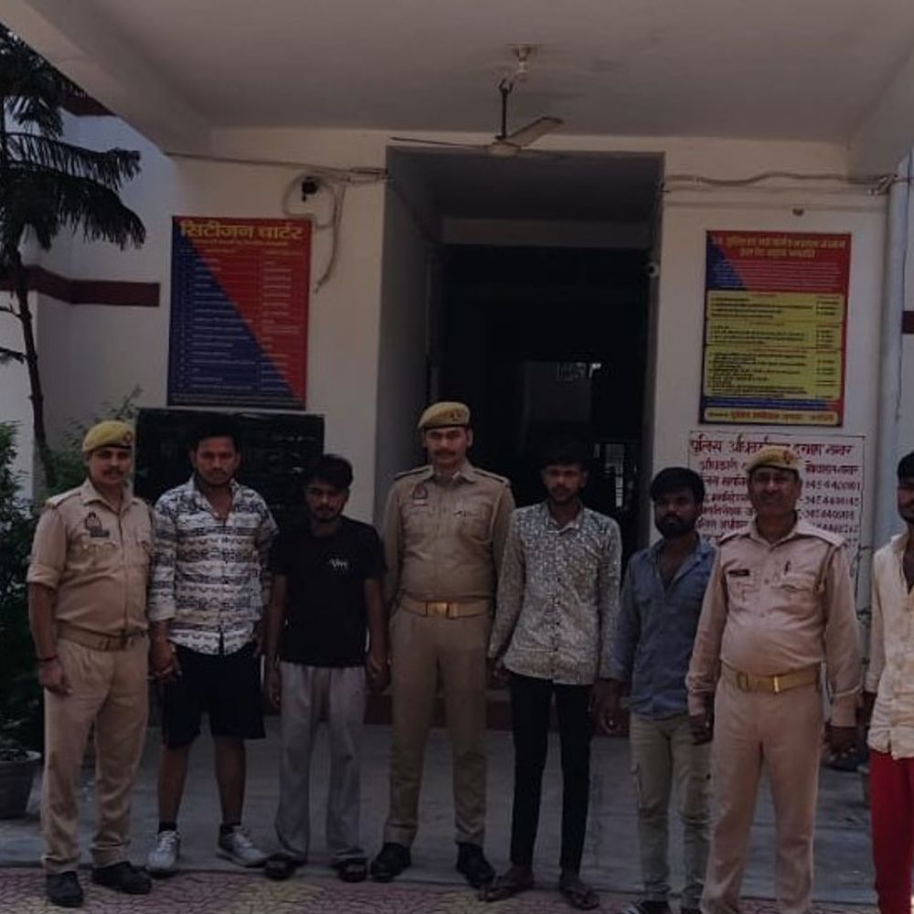 चंदौली में गौ तस्करी का भंडाफोड़:दो वाहनों से 4 गौवंश बरामद, पांच तस्कर गिरफ्तार