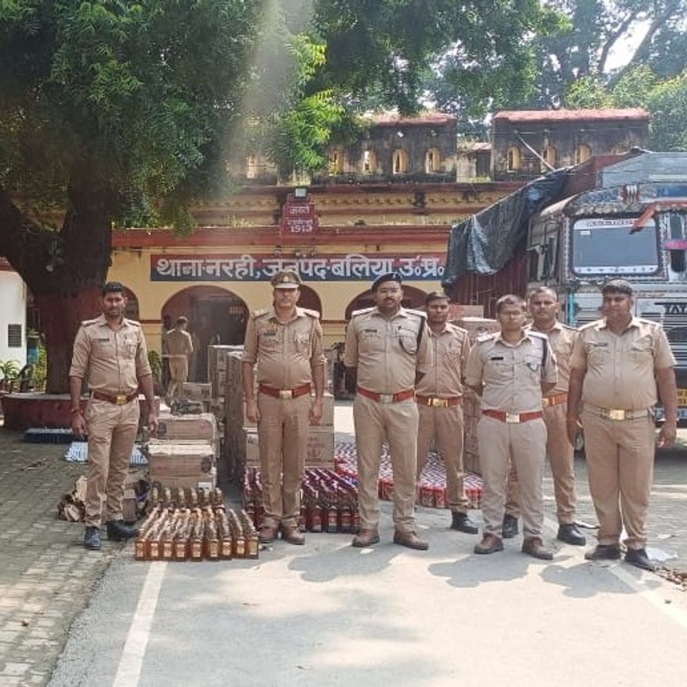 बलिया पुलिस ने 36 लाख की अवैध शराब को पकड़ा:ट्रक चालक फरार, आलू की बोरियों के बीच छिपाकर ले जा रहा था बिहार