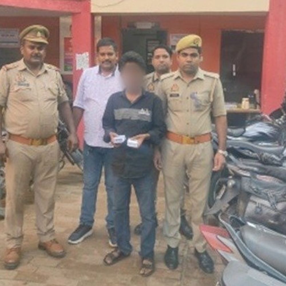 प्रयागराज एसओजी और पुलिस ने चेन स्नैचर किया गिरफ्तार:22 वर्षीय आरोपी से लूट की चेन और 15 हजार रुपये बरामद