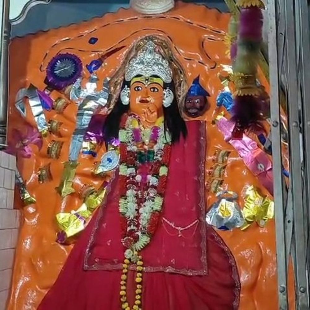 नवरात्रि पर बड़ी चंद्रिका मंदिर में उमड़े श्रद्धालु:महोबा के प्रसिद्ध शक्तिपीठ में सुबह से ही लगी भक्तों की कतार