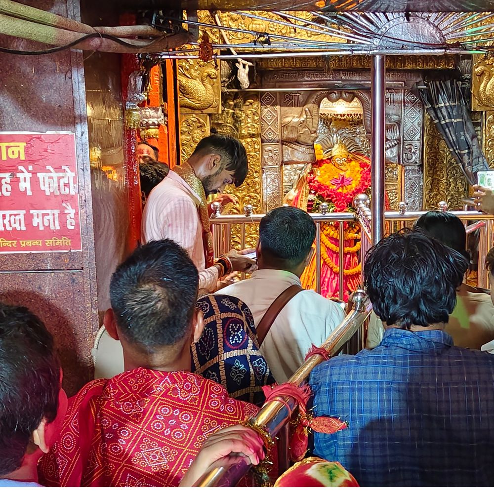 कड़ा धाम में शारदीय नवरात्र का आगाज:पहले दिन लाखों श्रद्धालुओं ने किए मां शीतला के दर्शन, रात 10 बजे तक चलेगा क्रम