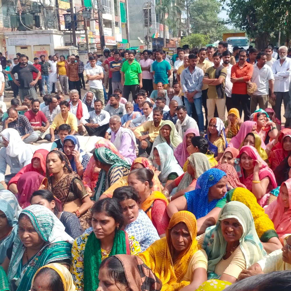 ललितपुर में शव रखकर सड़क जाम करने का मामला:सपा, भाजपा और कांग्रेस के नेताओं समेत 153 लोगों पर मुकदमा दर्ज