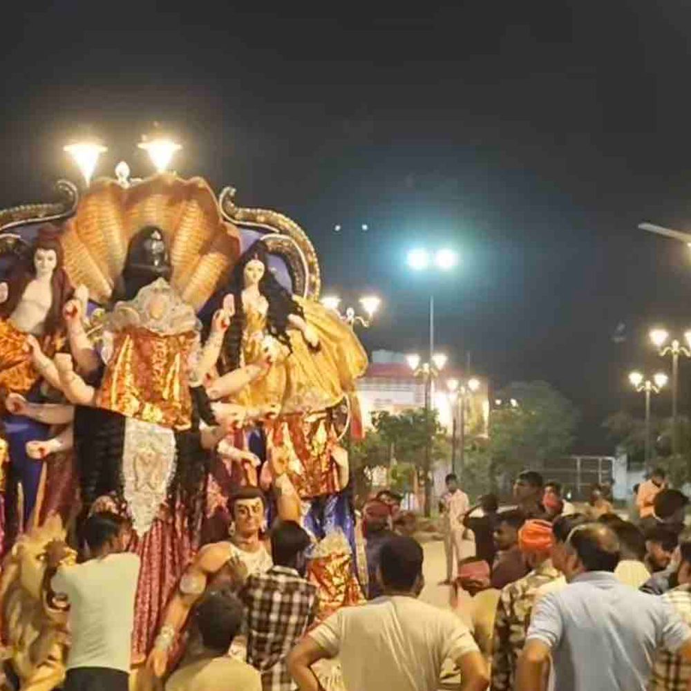 गोरखपुर में नवरात्रि का भव्य शुभारंभ:जगह-जगह हो रही मां दुर्गा की स्थापना, सड़कों पर गूंज रहे माता के जयकारे