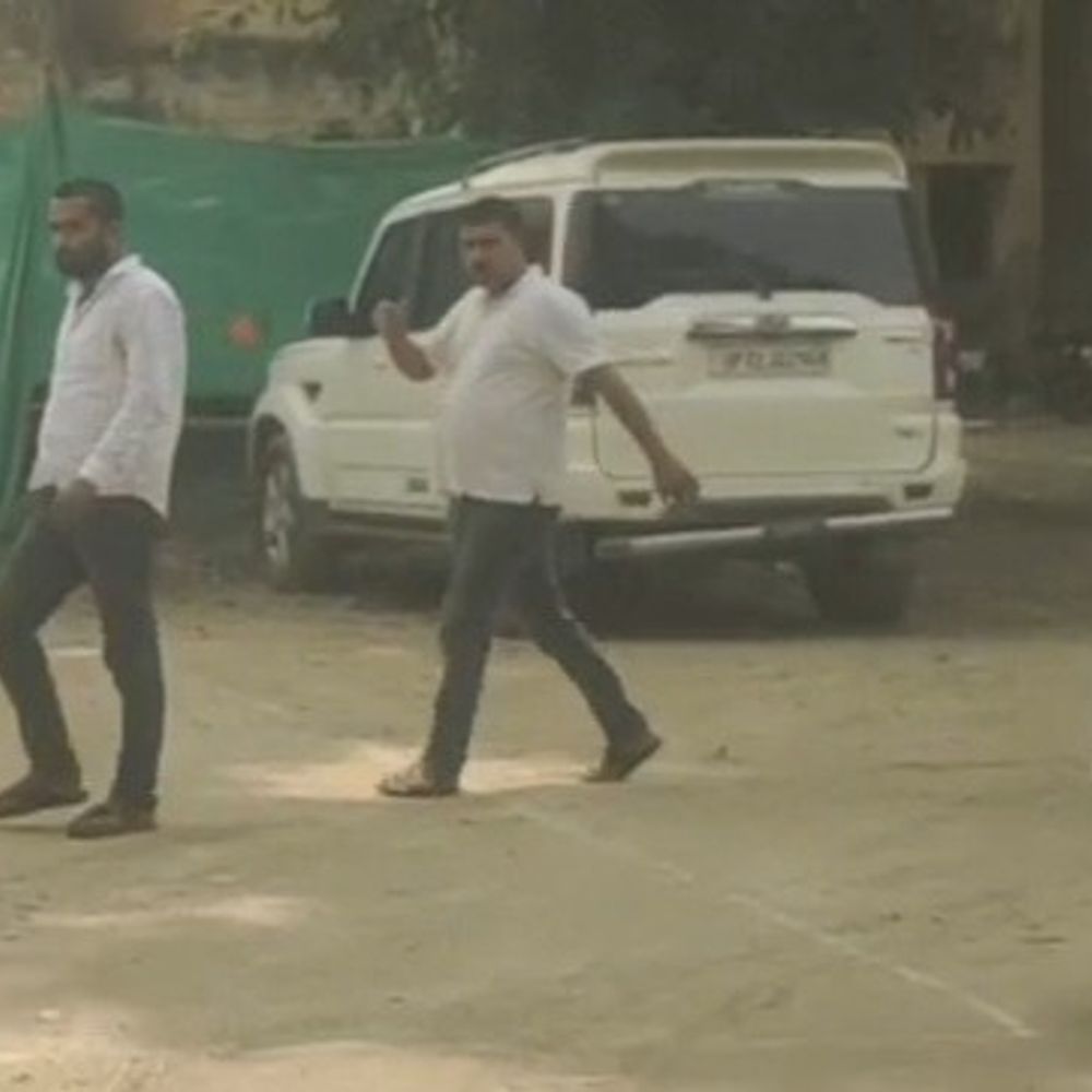 गोंडा में भाजपा नेता के बेटे पर हमले का मामला:थार से सरेंडर करने कोतवाली पहुंचे तीन आरोपी, 58 हजार छीने थे
