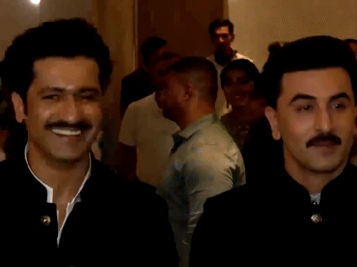 मेरा देश पहले के स्क्रीनिंग में पहुंचे सेलेब्स:रणबीर-विक्की ने की ट्विनिंग, रवीना- जाह्नवी भी पहुंचीं; PM मोदी के जीवन पर रखा गया था म्यूजिकल प्रोग्राम