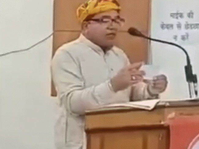 भाजपा नेता बोले-'धर्म का नाश हो', VIDEO आया सामने:उज्जैन में साथी ने टोका तो उन्हें बैठा दिया; कांग्रेस ने फूंका पुतला, माफी की मांग