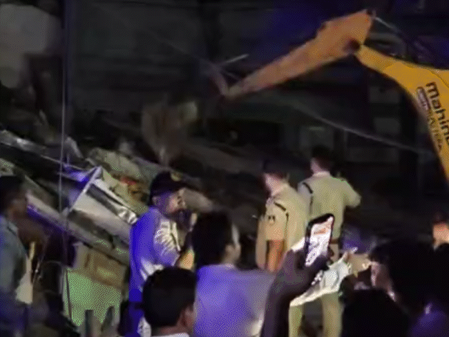 इंदौर में 3 मंजिला बिल्डिंग गिरी, एक मौत, 11 घायल:4 की हालत गंभीर, एक और के मलबे में दबे होने की सूचना; रेस्क्यू में जुटी टीमें