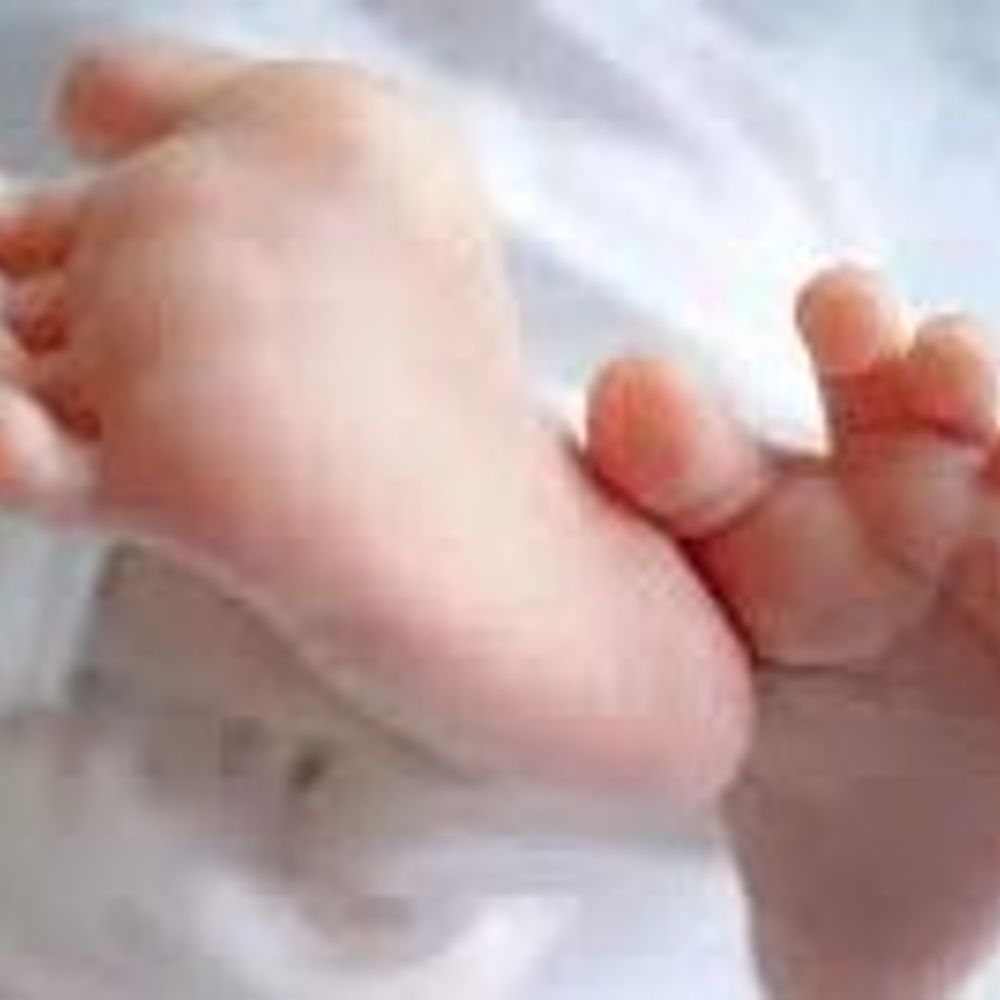 नवरात्र के पहले दिन कचरे में मिली नवजात:मेरठ में बेटी को कूड़े के ढेर में छोड़ गई मां