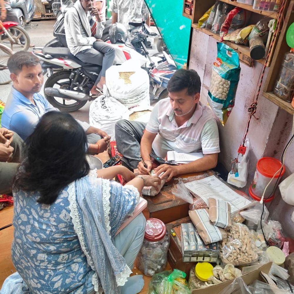 आगरा में कुट्टू का आटा जब्त:नमूने फेल मिलने पर होगी कार्रवाई, खाद सुरक्षा टीम की मिलावट खोरों पर नजर