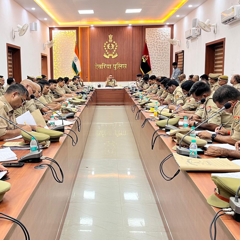 देवरिया एसपी ने थाना प्रभारियों को दिए सख्त निर्देश:पशु-शराब तस्करी रोकने, भ्रष्टाचार खत्म करने और महिला सुरक्षा पर दिया जोर