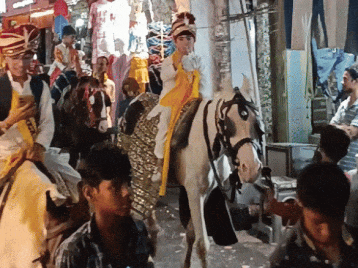 झांसी में अग्रसेन जयंती की रही धूम:सदर और बड़ा बाजार में रथ और घोड़ों पर सवार होकर निकले बच्चे