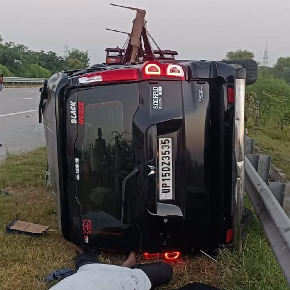 यमुना एक्सप्रेसवे पर नींद की झपकी बनी हादसे का कारण:स्कॉर्पियो पलटी, बरेली के 25 वर्षीय युवक की मौत, दो घायल