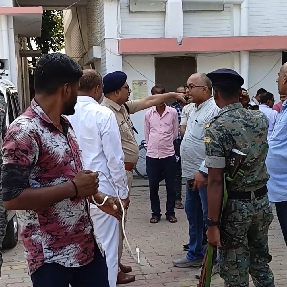 कलेक्ट्रेट परिसर में भू-अर्जन विभाग के कर्मी आपस में भिड़े:कार्यालय कर्मी ने लगाया नजीर पर मारपीट का आरोप, एएसपी ने समझाया