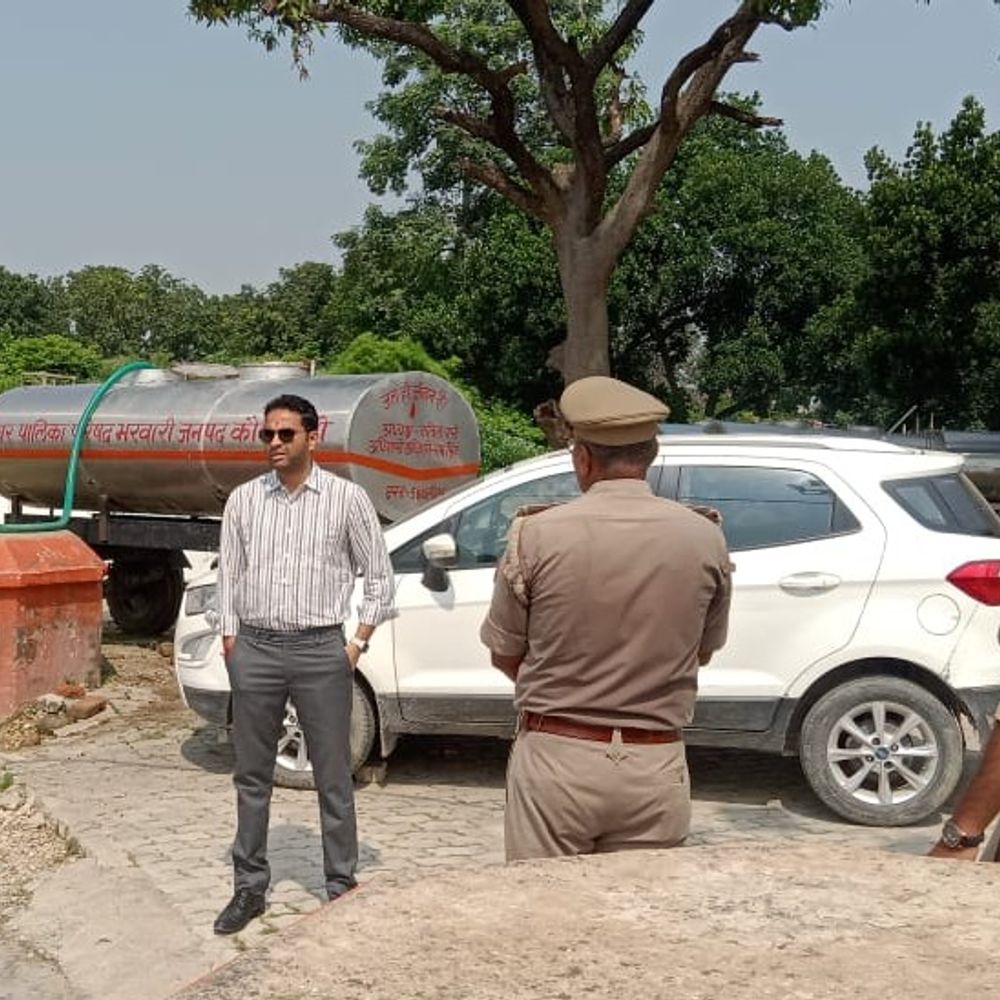मूर्ति विसर्जन की तैयारियों का जायजा:कौशांबी डीएम ने मूरतगंज तालाब में सफाई और पानी भरवाने के दिए निर्देश
