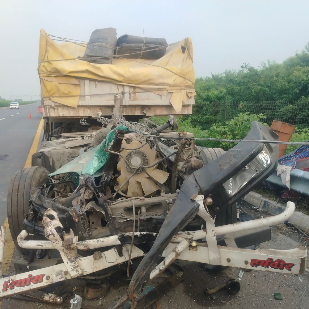 बांगरमऊ में आगरा-लखनऊ एक्सप्रेसवे पर ट्रेलर और ट्रक की टक्कर:पंचर बना रहे ट्रक चालक-खलासी और ट्रेलर ड्राइवर की मौत