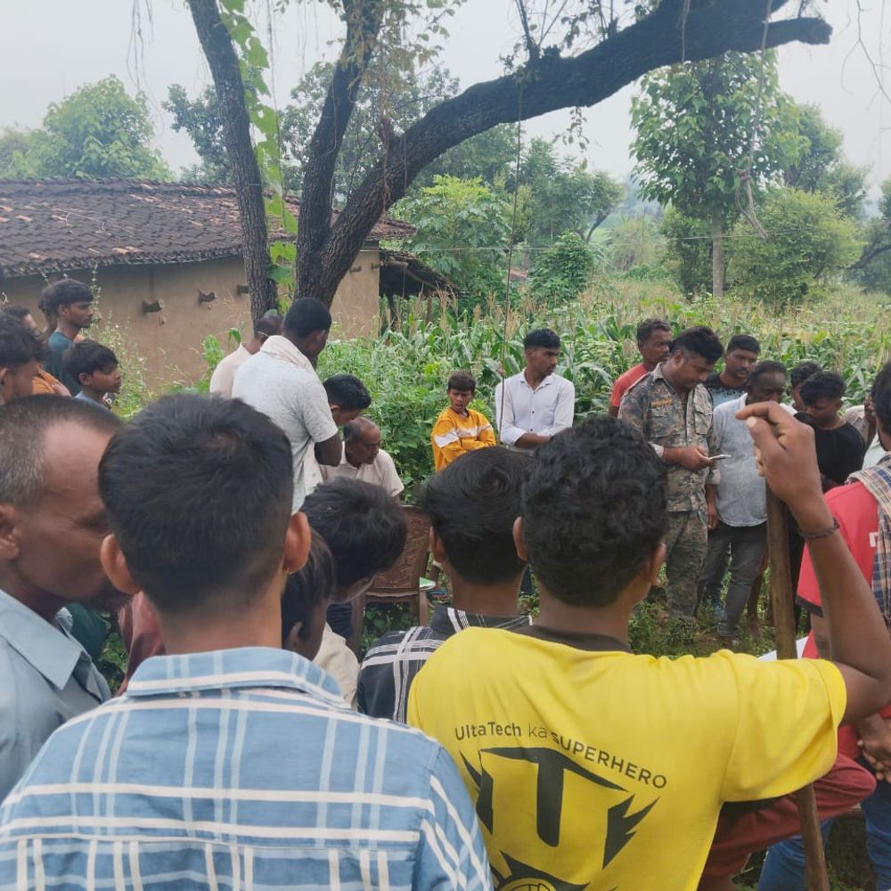 पलामू में पत्नी ने दरवाजा नहीं खोला तो लगाई फांसी:  सुबह पेड़ से लटकती मिली लाश, शराब पीने की थी युवक को लत – Palamu News