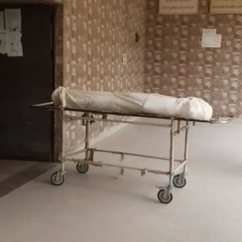 मथुरा में रेलवे लाइन के पास हादसा:तेज रफ्तार ईको की टक्कर से बुजुर्ग की मौत, चालक फरार