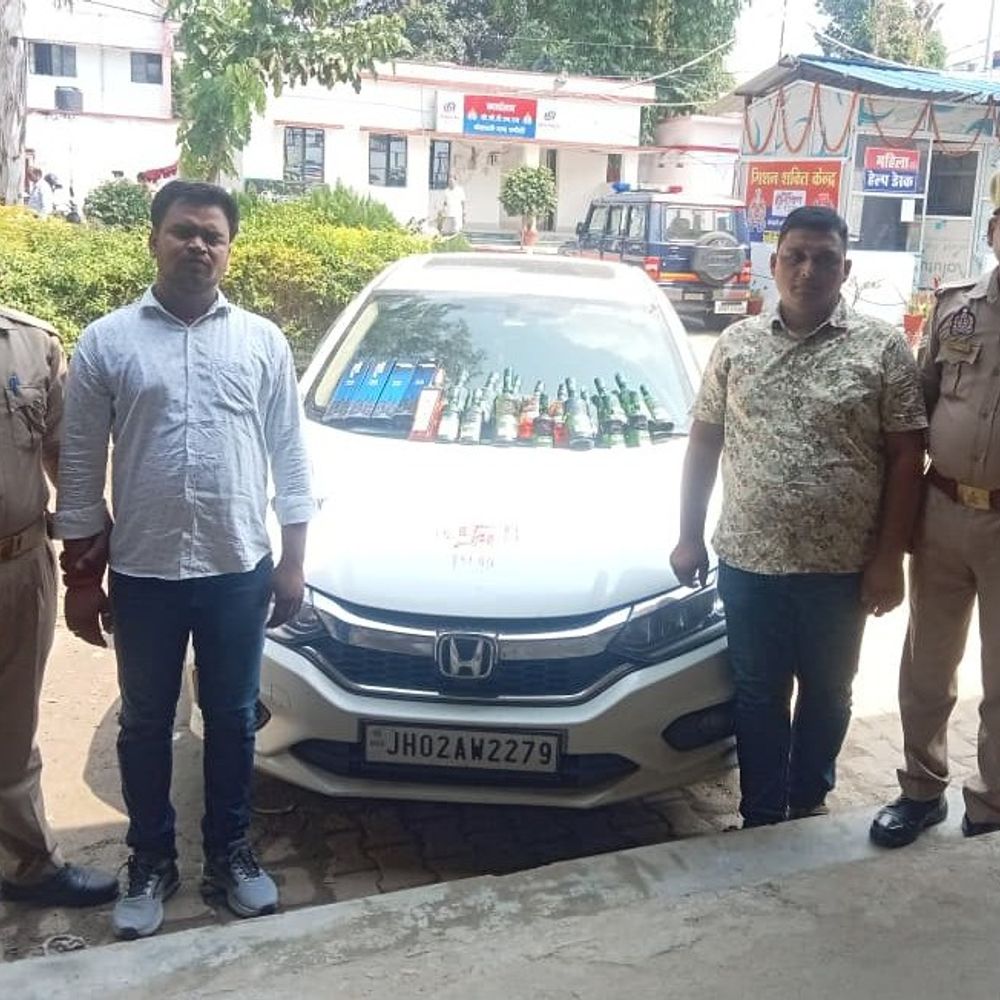 बिहार ले जा रहे थे 75 हजार की शराब:चंदौली में दो तस्कर गिरफ्तार, लग्जरी कार से 22 लीटर अवैध शराब बरामद