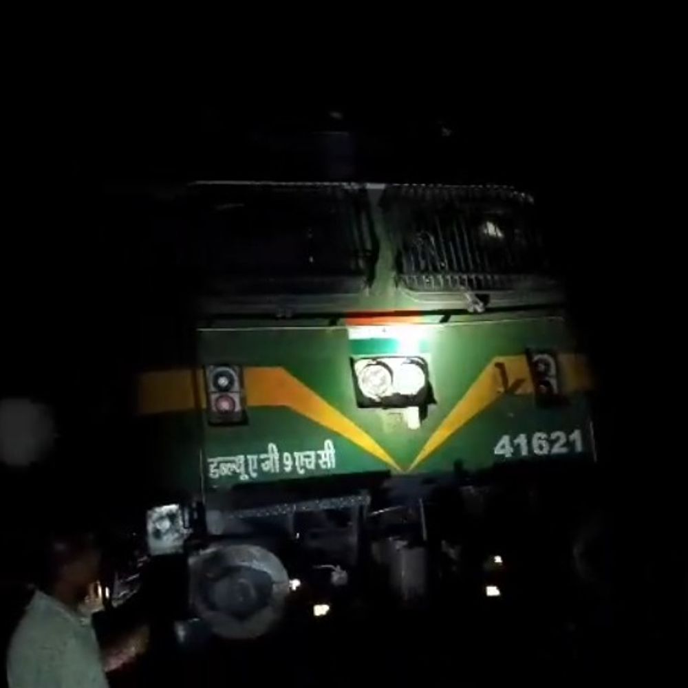 उन्नाव में बालामऊ-कानपुर रेल लाइन पर टला बड़ा हादसा:तेज हवा से ट्रैक पर गिरा पेड़, चालक की सूझबूझ से रुकी पैसेंजर ट्रेन