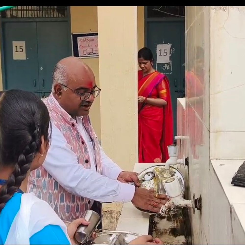 डीएम ने छात्राओं के साथ किया भोजन खुद धुली थाली:मिशन शक्ति कार्यक्रम के तहत जीईसी बालिका विद्यालय पहुंचे,बोले -स्टूडेंट लाइफ में ये काम खुद ही करते थे