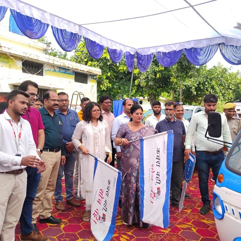 स्वच्छता अभियान में 40 ग्राम पंचायतों को मिला तोहफा:कानपुर में संभव फाउंडेशन ने किया कूड़ा प्रबंधन वाहनों का वितरण, 10 हजार डस्टबिन भी दिए
