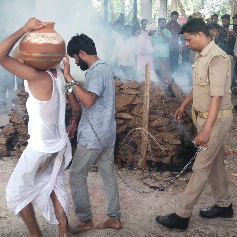 हथकड़ी के साथ बेटे ने पिता को मुखाग्नि दी:पुलिस ने भी चिता के चक्कर लगाए, 7 पुलिसकर्मी निलंबित