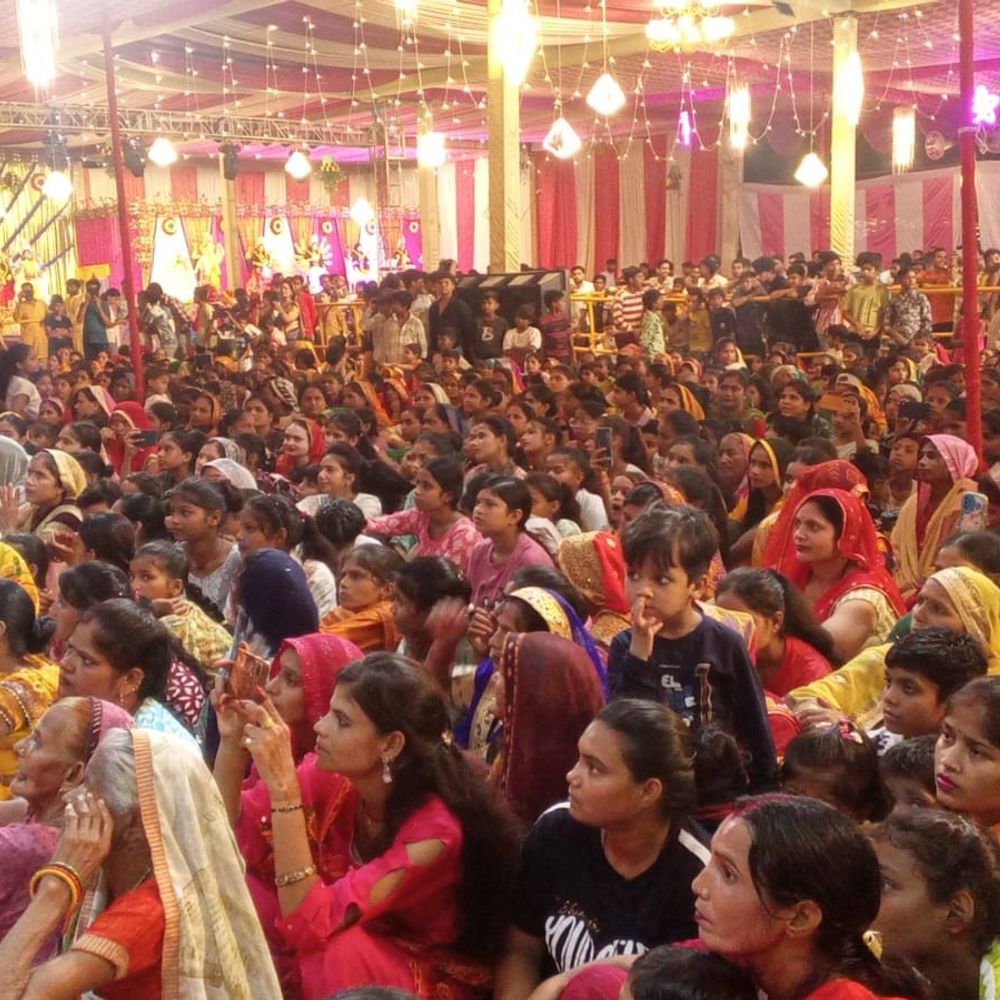 कन्नौज के दुर्गा पंडाल के मंच पर बच्चों का धमाल:सन्मार्ग पंडाल में स्कूली बच्चों ने दी सांस्कृतिक प्रस्तुतियां, देर रात तक लगी रही भीड़