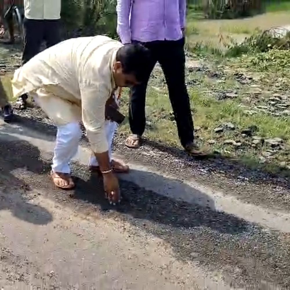 75 करोड़ की सड़क दो माह में ही टूटी:हरदोई में प्रतापनगर-बघौली मार्ग की खराब गुणवत्ता पर विधायक ने दिखाई सख्ती