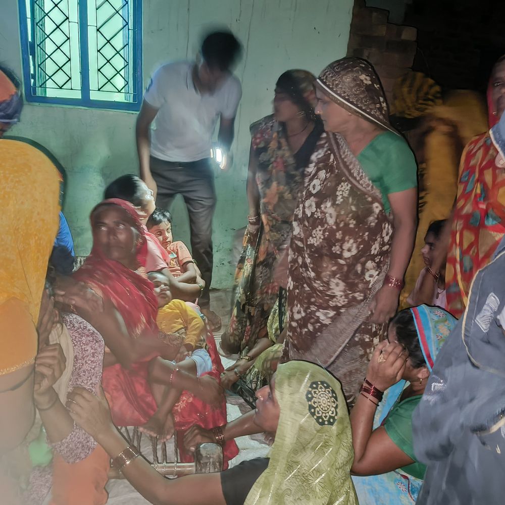 संभल में सड़क हादसे में बच्ची की मौत:टक्कर के बाद शीशा तोड़कर अंदर गिरी, ड्राइवर ने 1KM दूर छोड़ा, डंपर ने कुचला