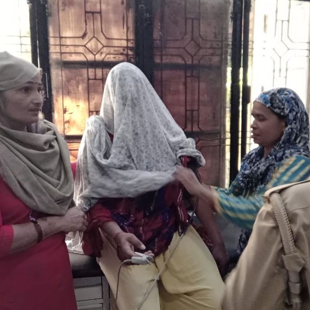 यूपी की बड़ी खबरें:संभल में टीचर पर स्कूटी सवार ने चेहरे पर फेंका तेजाब; 30% झुलसी; दो महीने बाद है शादी