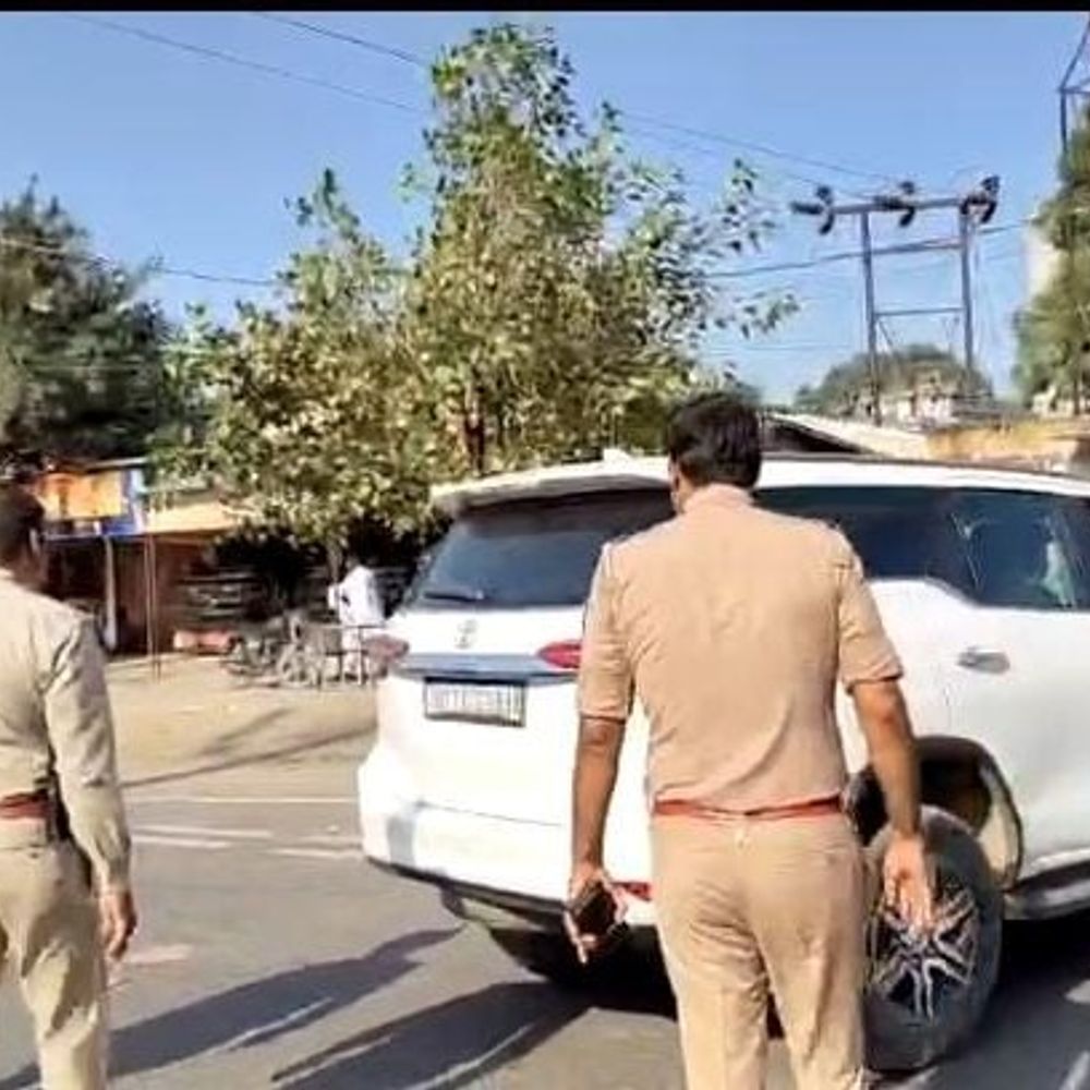 वाहनों पर जाति लिखने पर पुलिस सख्त:बुलंदशहर में 2 से 6 हजार रुपए तक के चालान काटे, स्टिकर भी हटाए