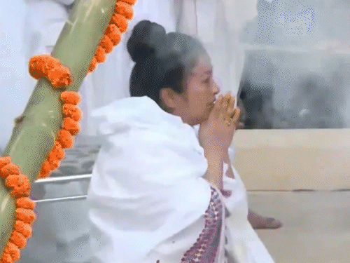 सिंगर जुबीन गर्ग का राजकीय सम्मान के साथ अंतिम संस्कार:श्मशान में उनके गाने बजते रहे; पत्नी बिलखती रहीं, सिंगापुर में निधन हो गया था