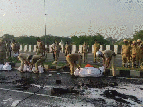 अलीगढ़ में हाईवे पर मासूम समेत 4 जिंदा जले:कार का टायर फटा, डिवाइडर तोड़ते हुए कैंटर से टकराई...फिर भीषण आग लगी
