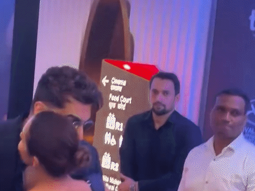 एक्स बॉयफ्रेंड अर्जुन से गले मिलते नजर आईं मलाइका:'होमबाउंड' की स्क्रीनिंग में हुई मुलाकात का वीडियो वायरल; सालों डेटिंग के बाद हुआ था ब्रेकअप