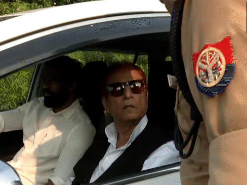 आजम खान जेल से बाहर आते ही DSP पर भड़के:23 महीने बाद रिहा होकर रामपुर में घर पहुंचे; बसपा में जाने की अटकलों पर जवाब दिया