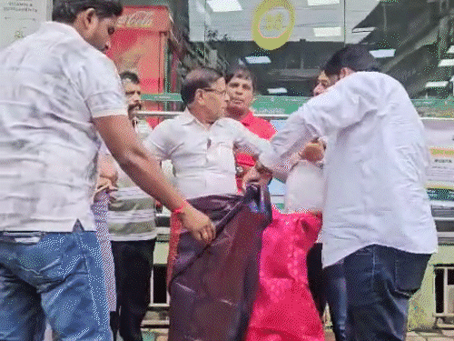 महाराष्ट्र में भाजपा कार्यकर्ताओं ने कांग्रेसी को साड़ी पहनाई:PM मोदी की छेड़छाड़ की गई फोटो शेयर की थी; दोनों पार्टियों के वर्कर्स में बहस