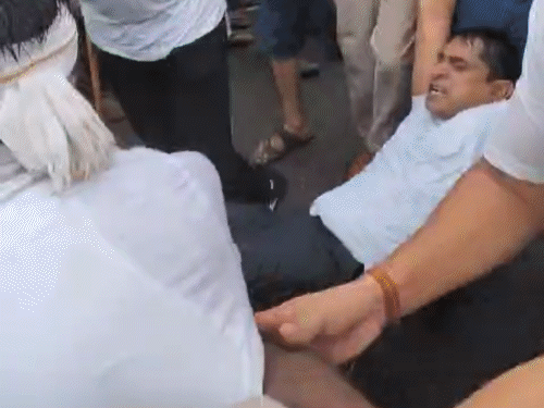 यूथ कांग्रेस अध्यक्ष को टांगकर ले गई पटना पुलिस:नेताओं की कॉलर पकड़कर सड़क पर घसीटा; CM हाउस घेरने निकले थे