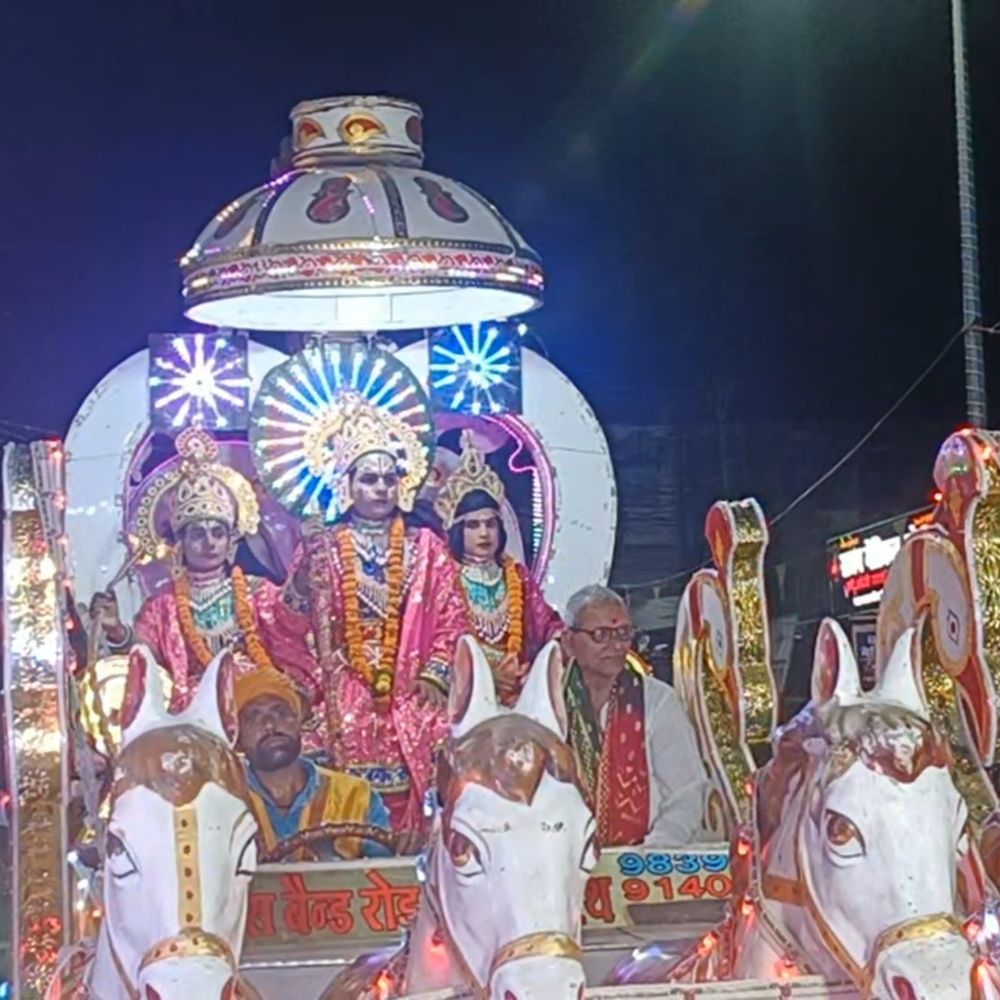 नगर में रामलीला की हुई शुरुआत:बहराइच के पंचायती मंदिर से देर शाम निकली भव्य शोभायात्रा