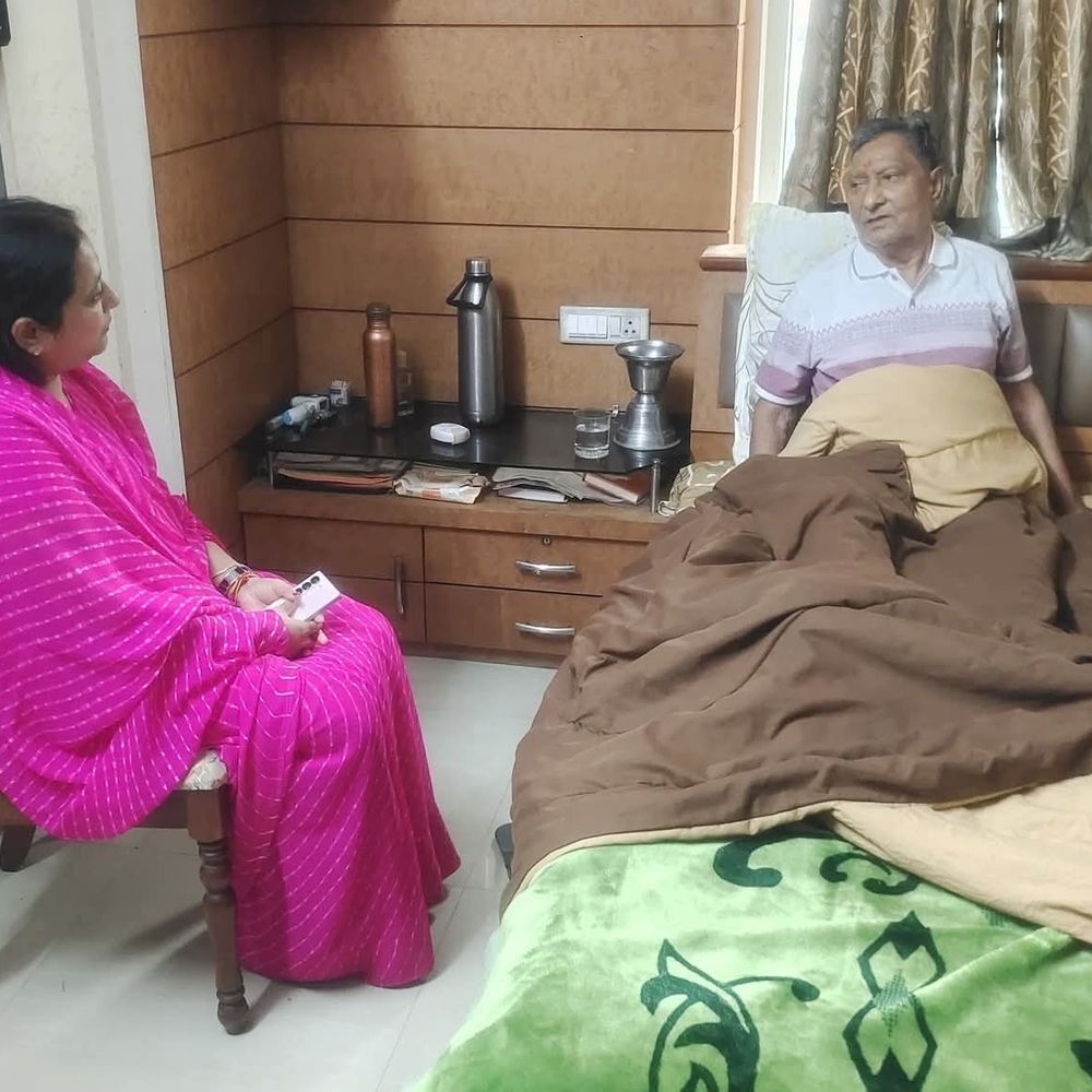 राजनीतिक प्रतिद्वंद्वी का मिलन:बीजेपी विधायक केतकी सिंह ने सपा नेता राम गोविंद चौधरी का हाल जाना
