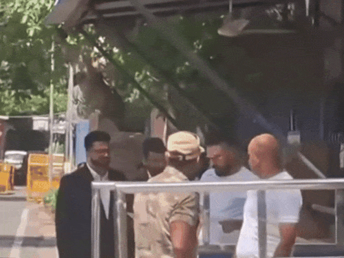 पूर्व क्रिकेटर युवराज सिंह दिल्ली ED ऑफिस पहुंचे:सट्टेबाजी एप से जुड़े मामले में हो रही पूछताछ, पहले कई खिलाड़ी जांच में हुए शामिल