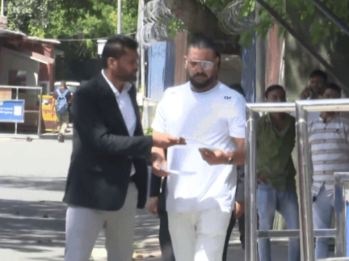 युवराज सिंह ED ऑफिस पहुंचे:सट्‌टेबाजी एप प्रमोशन केस में 8 घंटे से पूछताछ जारी; बॉलीवुड एक्टर सोनू सूद को भी समन