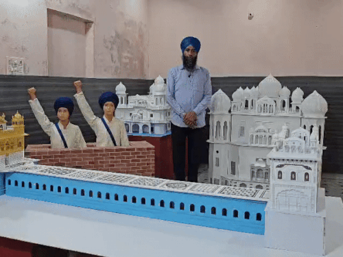 अमृतसर के पेपर आर्टिस्ट ने ऐतिहासिक स्थलों के मॉडल बनाए:  फिलीपींस के गुरुद्वारे में सजेंगे, कनाडा सरकार कर चुकी सम्मानित – Amritsar News