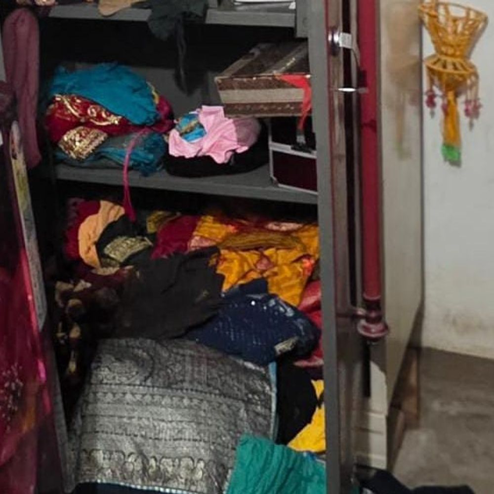 अमेठी में दिनदहाड़े चोरी:अकेली महिला के घर से दो युवकों ने गहने उड़ाए, पति बाजार गए थे