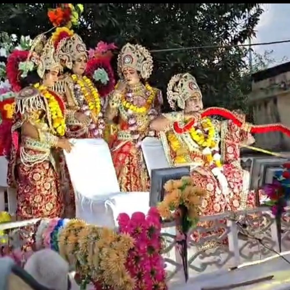 लाइनपार रामलीला में निकली राम बारात:पुष्पवर्षा से हुआ स्वागत, राम-लक्ष्मण की झांकी बनी आकर्षण का केंद्र