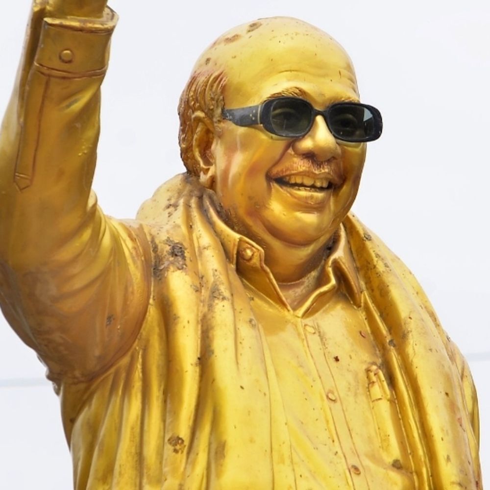 सुप्रीम कोर्ट की एम करुणानिधि की मूर्ति लगाने पर रोक:तमिलनाडु सरकार से कहा- नेताओं के महिमामंडन के लिए जनता के पैसों का इस्तेमाल न करें