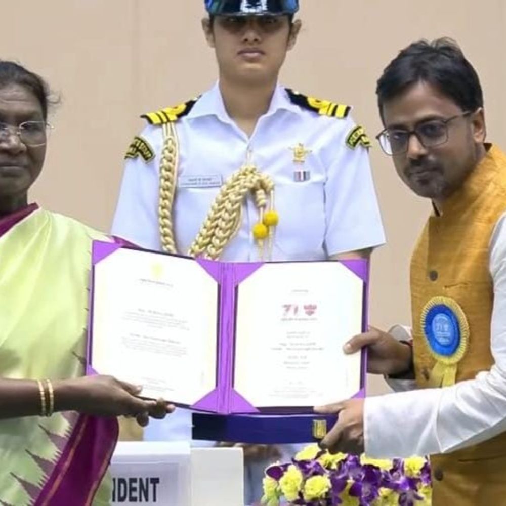 नारनौल के मनीष सैनी को तीसरी बार राष्ट्रीय फिल्म पुरस्कार:'गिद्ध' ने दिलाया सम्मान, राष्ट्रपति द्रौपदी मुर्मू के हाथों मिला अवॉर्ड