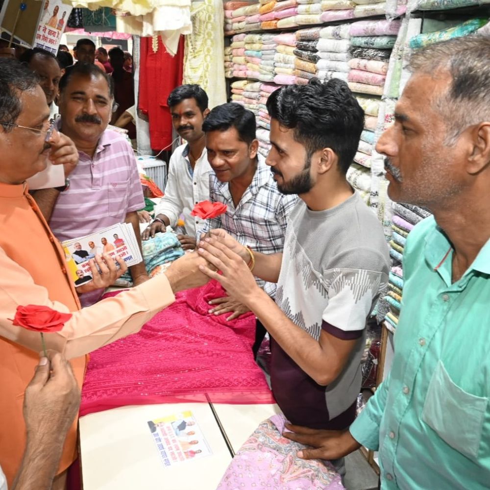 लखनऊ दिनेश शर्मा ने व्यापारियों से की मुलाकात:GST रिफॉर्म के फायदे गिनाए, शर्मा बोले- नया भारत किसी से नहीं डरता