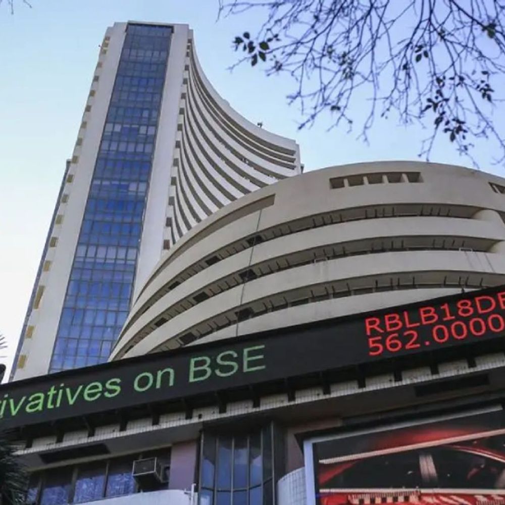 ऊपरी स्तर से 370 अंक गिरकर बाजार बंद:सेंसेक्स 58 अंक नीचे 82,102 पर आया; IT, मीडिया और रियल्टी शेयरों में गिरावट रही