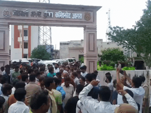 आगरा में भाजपाइयों ने थाना घेरा, की नारेबाजी:फल विक्रेता से हुई थी झड़प, एसओ को कराया लाइनहाजिर
