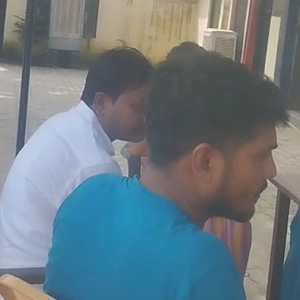 हिस्ट्रीशीटर के पुलिस चौकी में बैठने का सामने आया वीडियो:आजमगढ़ के एसपी ग्रामीण चिराग जैन बोले जांच के लिए चौकी बुलाया गया था आरोपी